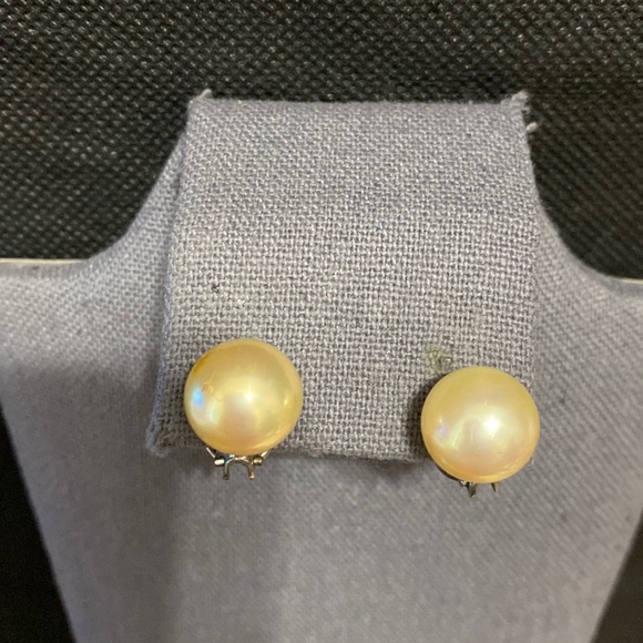 Vintage clip on pearl earrings - Picture 1 of 7